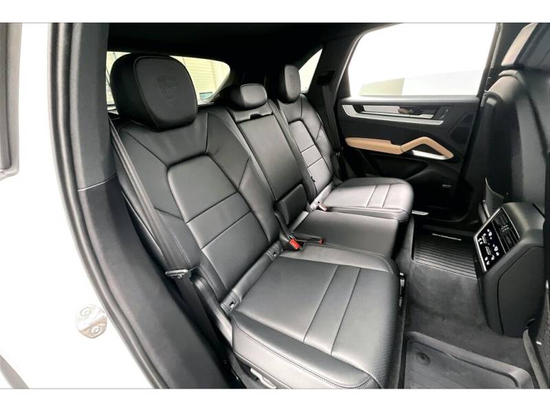 2024 Porsche Cayenne Certified Pre-owned / AWD / Premium Pkg+